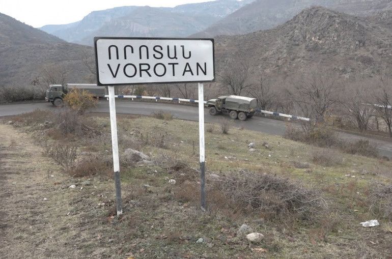 Les soldats Azéris imposent des restrictions sur la route près de Vorotan dans la région de Syunik (Arménie)