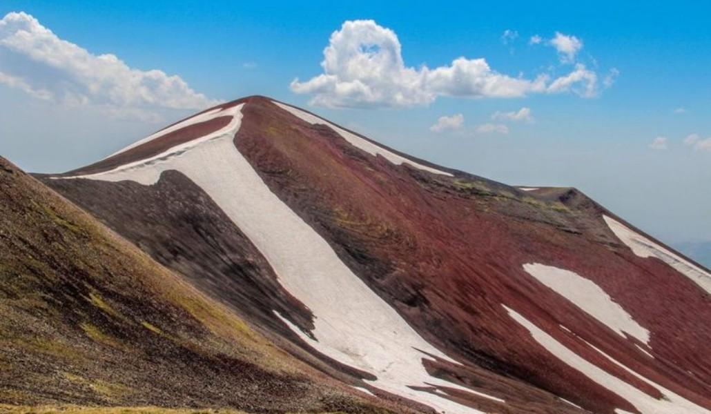 La montagne Katar Rouge est incluse dans la liste des monuments naturels en Arménie