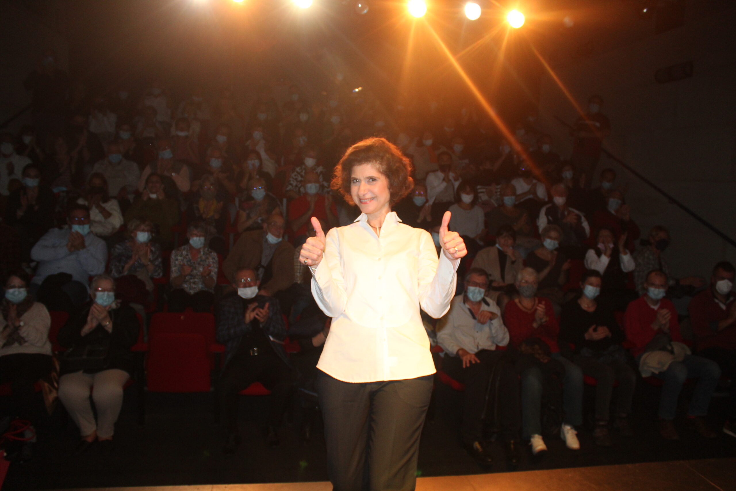 Salle comble et spectacle captivant à Valence de Corinne Zarzavatdjian pour « Zarzavatdjian, un nom à coucher dehors »