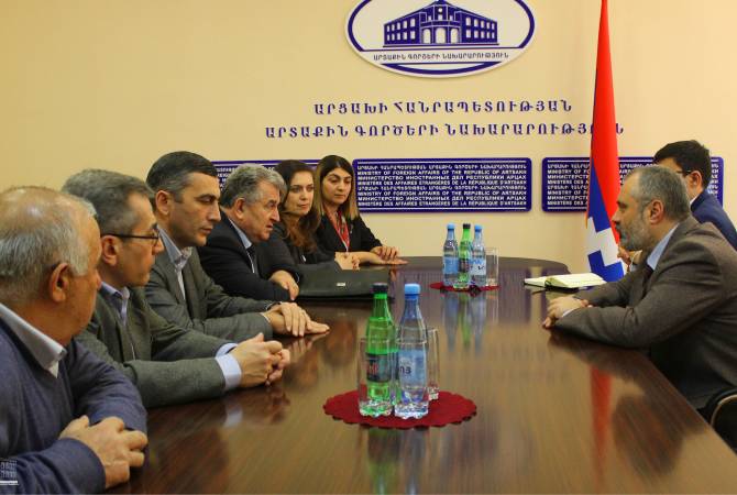 Le ministre des Affaires étrangères d’Artsakh reçoit une délégation de l’Académie nationale