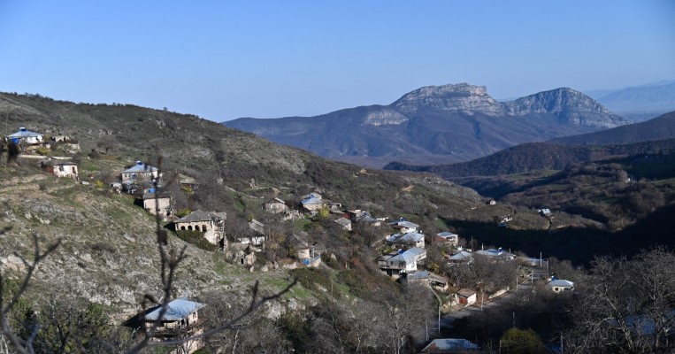 Les Azéris ont coupé l’eau de plusieurs familles du village frontalier de Chakaten dans la région de Syunik, privant ces Arméniens de pâturages