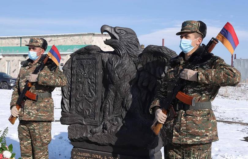 Inauguration d’un mémorial sur la base militaire N de Gumri dédié à la mémoire des deux pilotes Russes tués lors de l’attaque de leur hélicoptère par les Azéris en Arménie