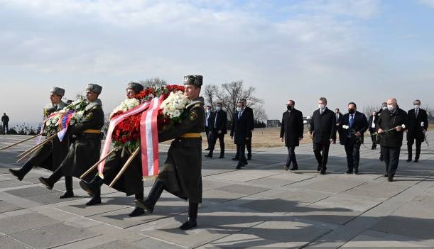 Le ministre autrichien des Affaires étrangères rend hommage aux victimes du génocide arménien