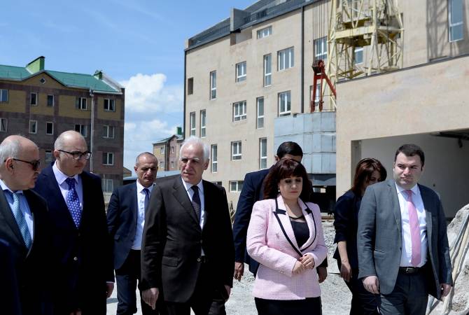 Le président arménien a observé les travaux de construction de bâtiments résidentiels en cours de construction par le Fonds Arménien dans le quartier Mouch-2 à Gumri