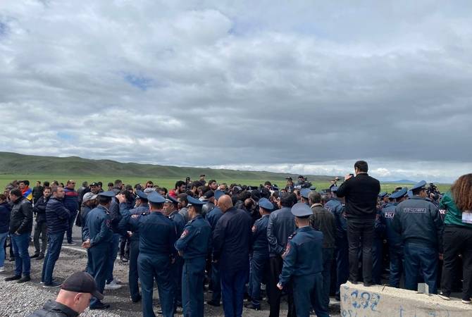 Les proches des prisonniers de guerre Arméniens ferment la section du village d’Horom de la route Erevan-Gumri et bloquent la marche de l’opposition