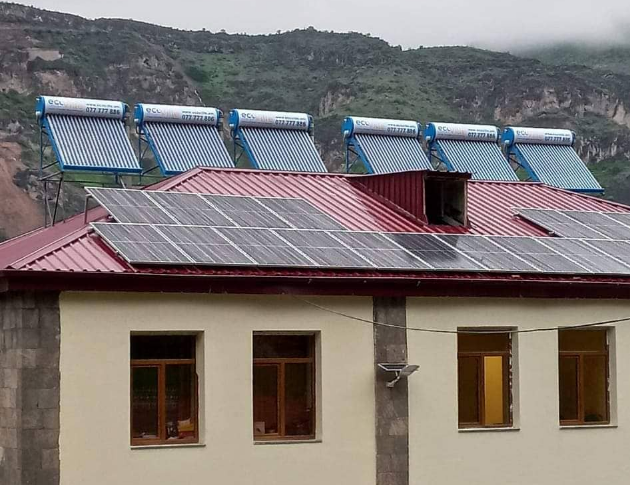 Des stations photovoltaïques ont été installés sur des maisons rénovées à Vorotan dans la région de Syunik