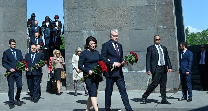 Le président de Lituanie s’est rendu au mémorial du génocide arménien à Tsitsernakaberd (Erévan) pour un hommage à la mémoire des victimes du génocide arménien