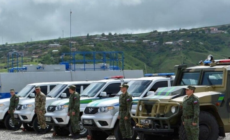 L’ambassadeur russe inspecte ses troupes dans le Siounik