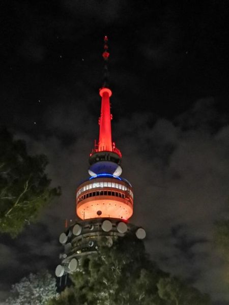 A l’occasion de la fête de la Première République d’Arménie, la tour de télévision de Canberra (Australie) a été illuminée aux couleurs du drapeau arménien