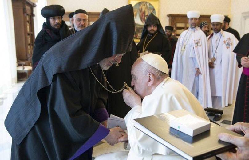 Le Pape François Ier a reçu un groupe de religieux de différents pays, et a embrassé le pendentif sacré de l’Église apostolique arménienne