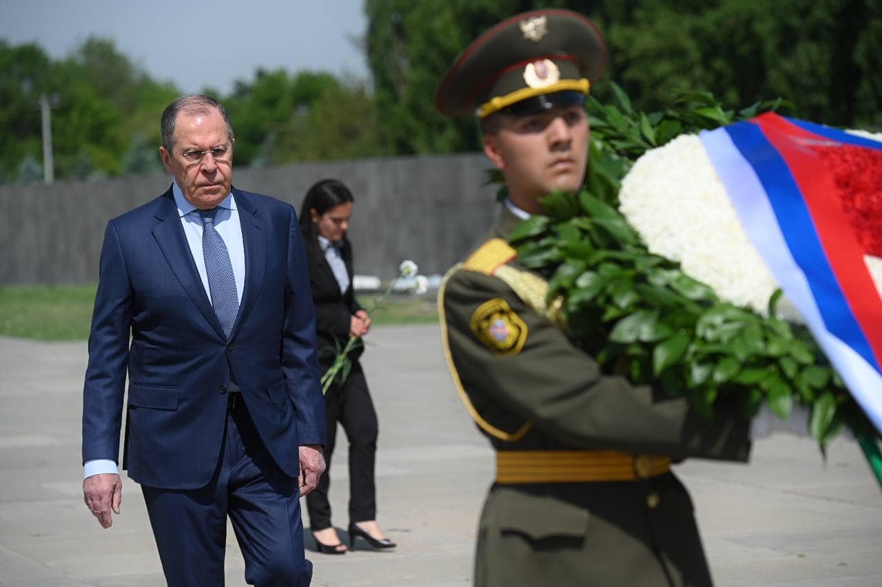 Sergueï Lavrov a rendu hommage à la mémoire des victimes du Génocide arménien au mémorial de Tsitsernakaberd (Erévan)