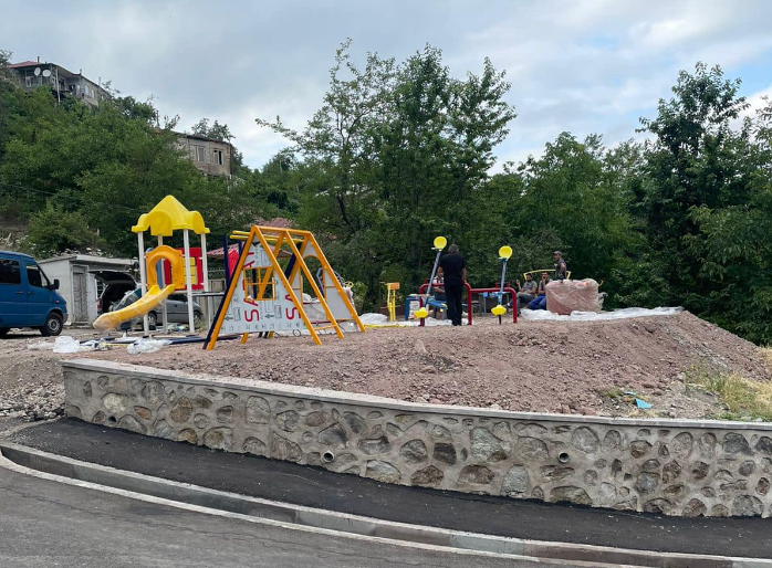 Déjà la 8ème aire de jeux est en cours d’installation dans la ville de Goris