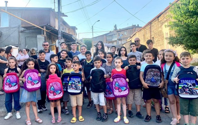 Un groupe d’écoliers de l’Artsakh a reçu des cartables et des fournitures scolaires du ministre de l’Intérieur d’Arménie