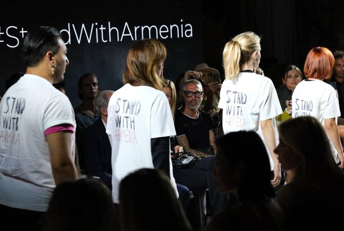 Dans le cadre de la semaine de la mode de Milan, des créateurs arméniens ont défilé portant des T-shirts avec l’inscription « Stand with Armenia »