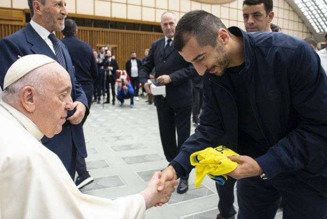 L’international arménien Henrikh Mkhitaryan a rencontré le Pape François et lui a remis son maillot