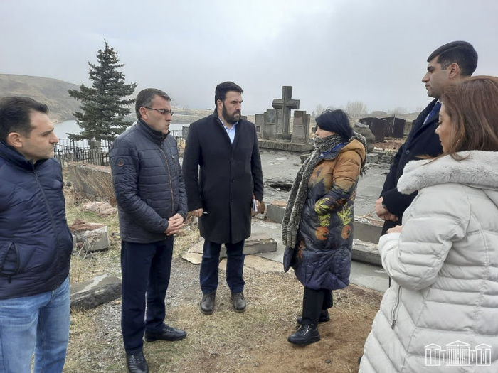 Le député espagnol Jon Iñarritu se rend à Jermuk pour voir les conséquences de l’attaque azerbaïdjanaise