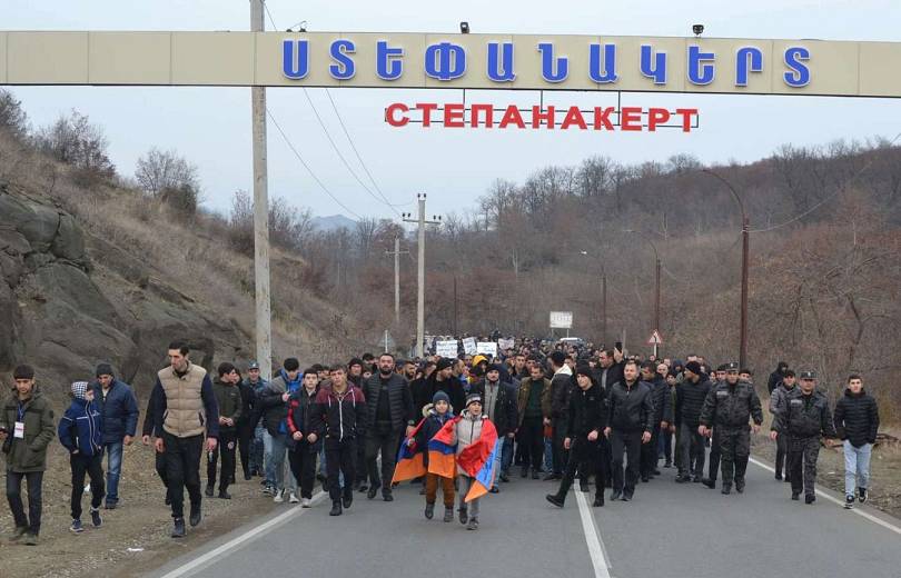 Les citoyens de l’Artsakh ont passé la nuit à l’aéroport de Stepanakert demandant en vain que le commandant de la force russe de maintien de la paix Andreï Volkov les rencontre