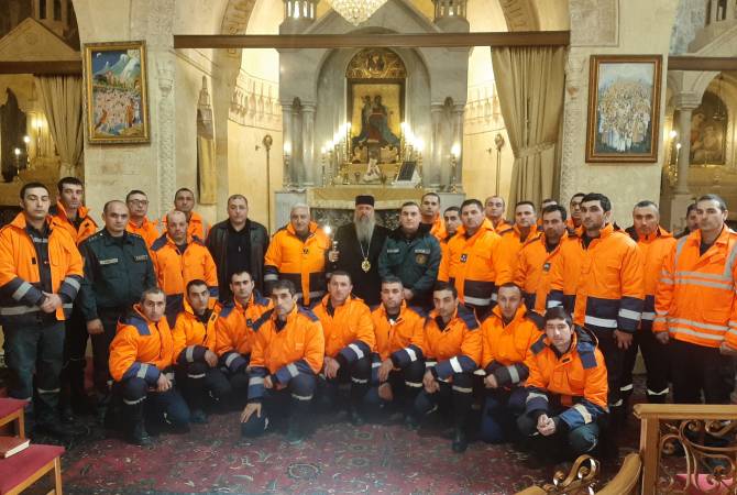 À Alep, des sauveteurs Arméniens ont visité l’église et allumé une bougie à la mémoire des victimes du tremblement de terre