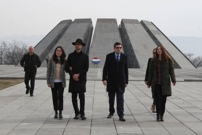 L’ambassadeur du Mexique Eduardo Villegas Megías visite le mémorial du génocide arménien à Erevan