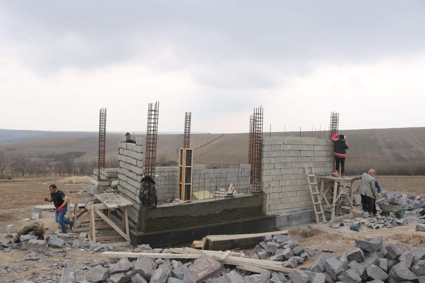 Dans le nouveau quartier du village de Nerkin Khndzoresk dans la région de Syunik (Arménie) des habitations seront livrées en août-septembre