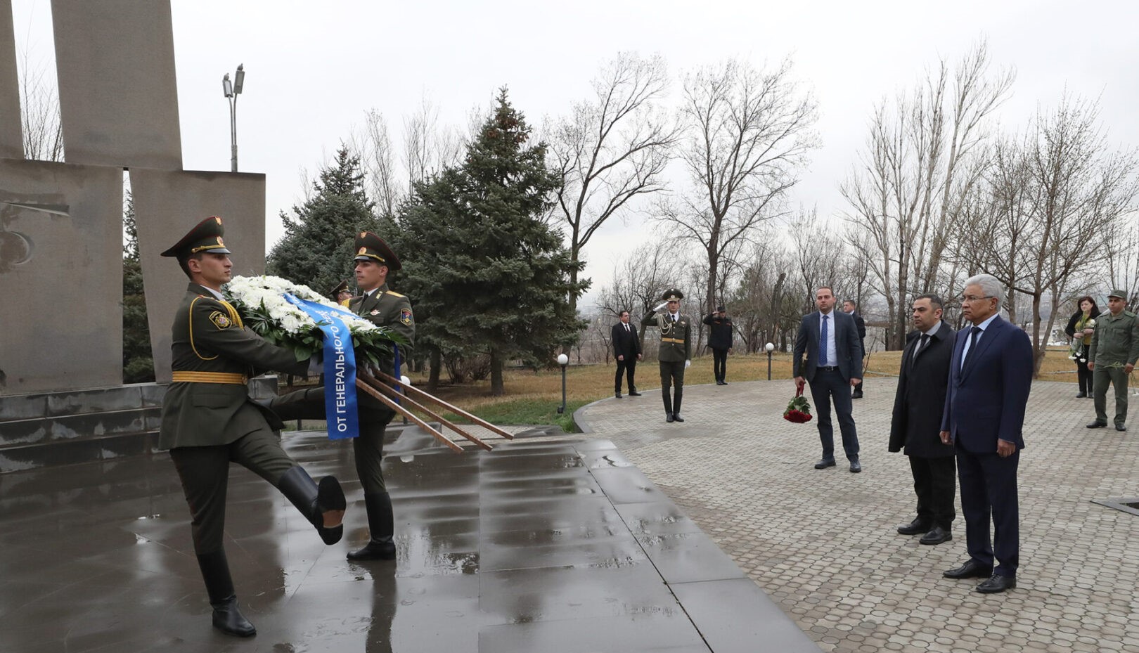 Le secrétaire général de l’OTSC Imangali Tasmagambetov en Arménie, a visité le panthéon militaire de Yrablur à Erévan