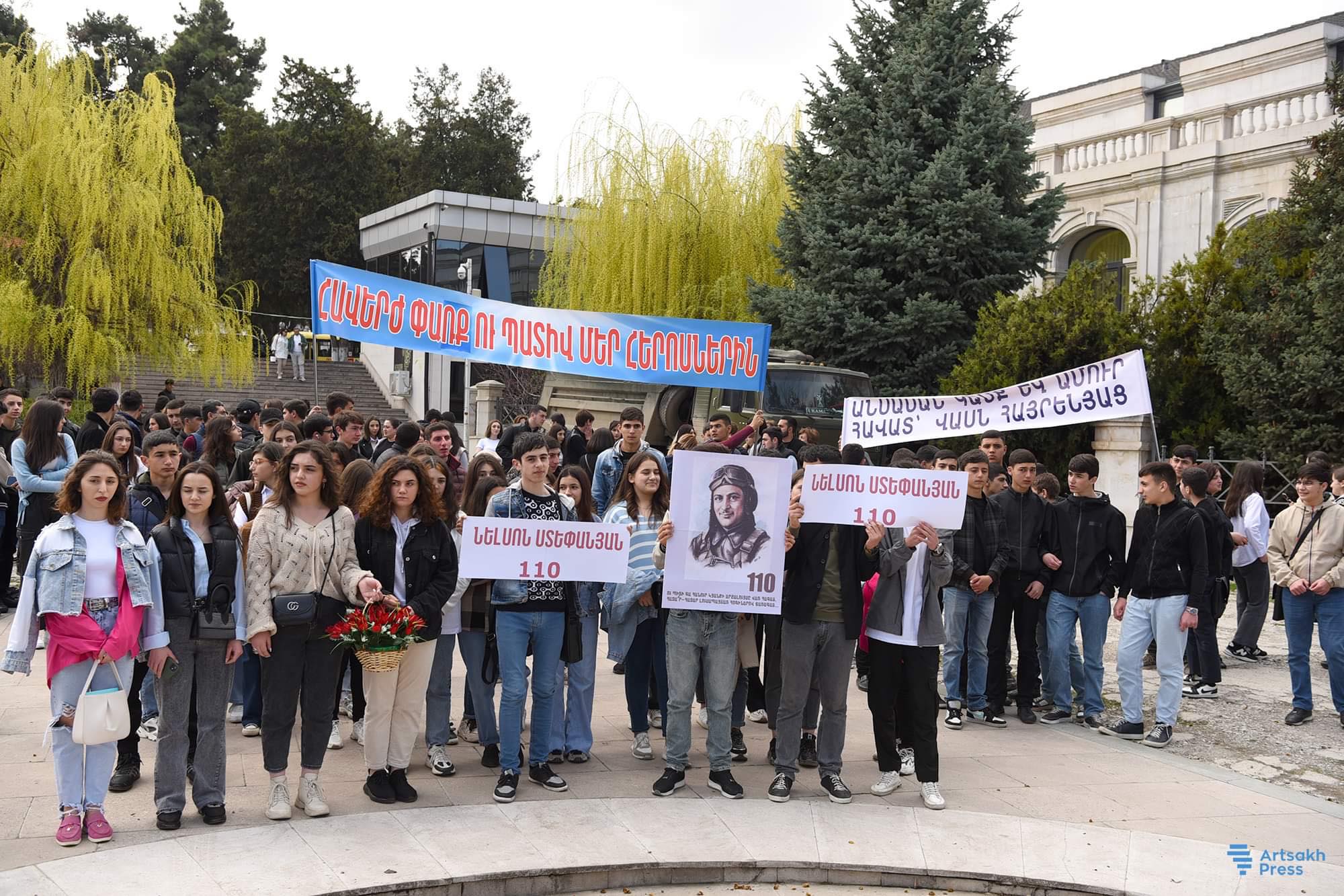 Le 110e anniversaire du pilote de chasse légendaire Nelson Stepanyan a eu lieu à Stepanakert