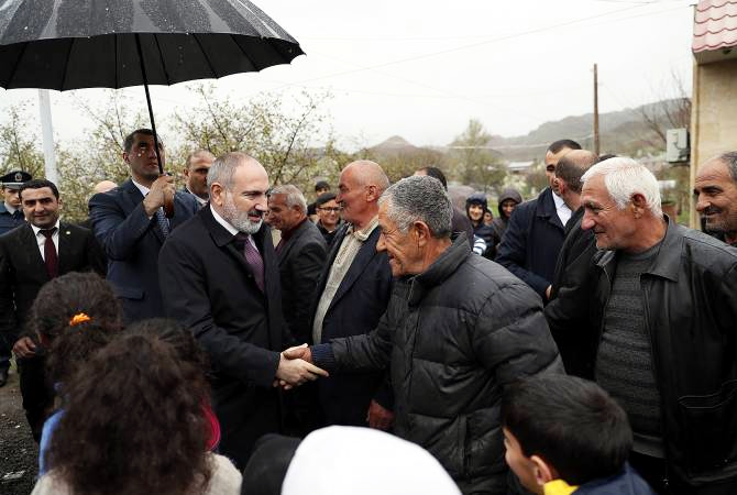 Nikol Pachinian visite les nouvelles constructions à Vayots