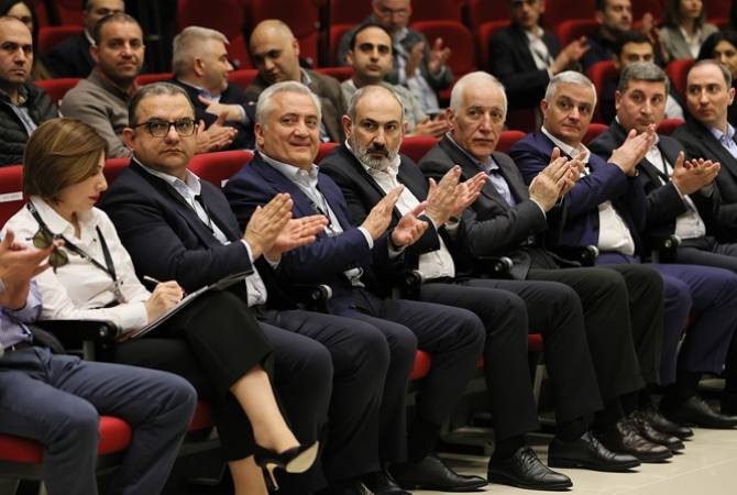 Nikol Pachinian a participé à l’ouverture de la conférence intitulée « Transformation vers la durabilité: Énergie et Finances »