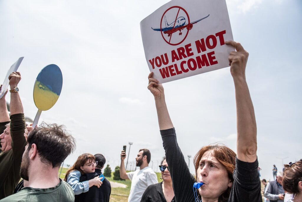 Arrestation de manifestants qui protestaient contre la venue d’une partie de la famille Lavrov en Géorgie