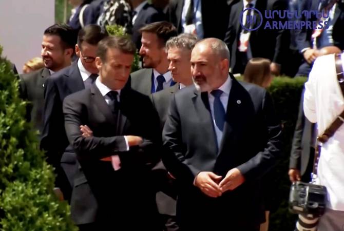 Conversation privée entre Pachinian et Macron à Chisinau