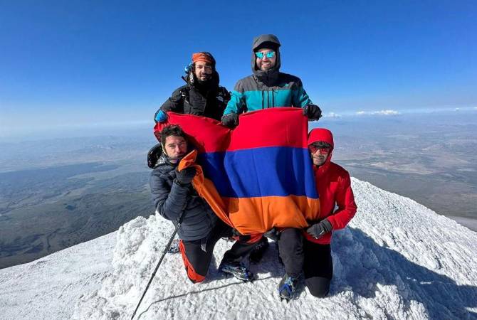 Des jeunes Arméniens d’Egypte ont placé les drapeaux de l’Arménie et de l’Égypte au sommet de l’Ararat (5 165 m)