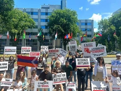 Les jeunes Arméniens de la FRA protestent à La Haye en soutien à l’Artsakh