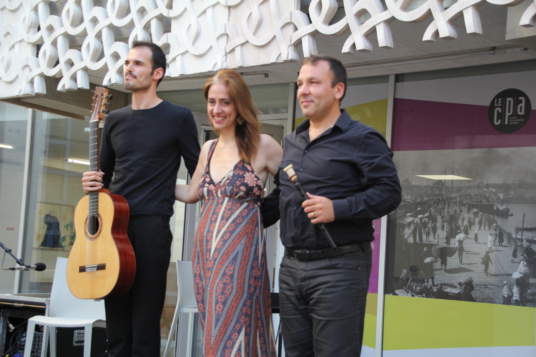 Concert du Trio Daphné Souvatzi, François Aria et Artyom Minasyan sur le parvis du Centre du Patrimoine Arménien de Valence