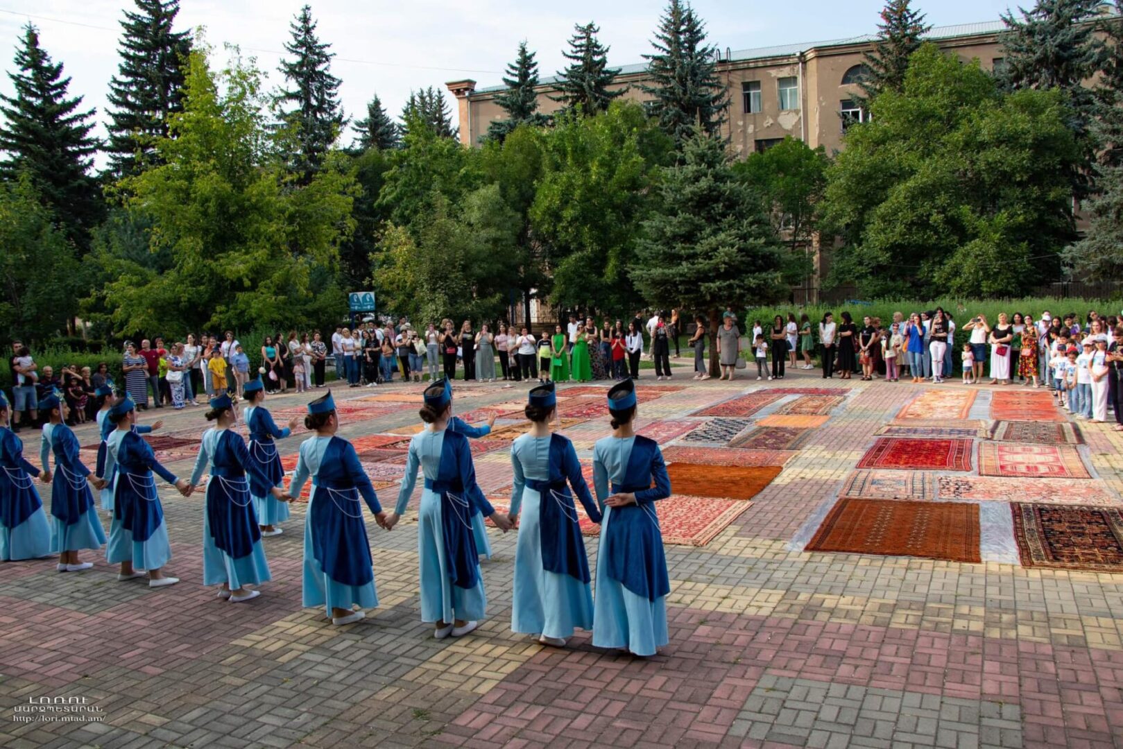 55 tapis sauvés du musée de Chouchi lors de la guerre de 44 jours en Artsakh ont été exposés à l’extérieur à Vanadzor