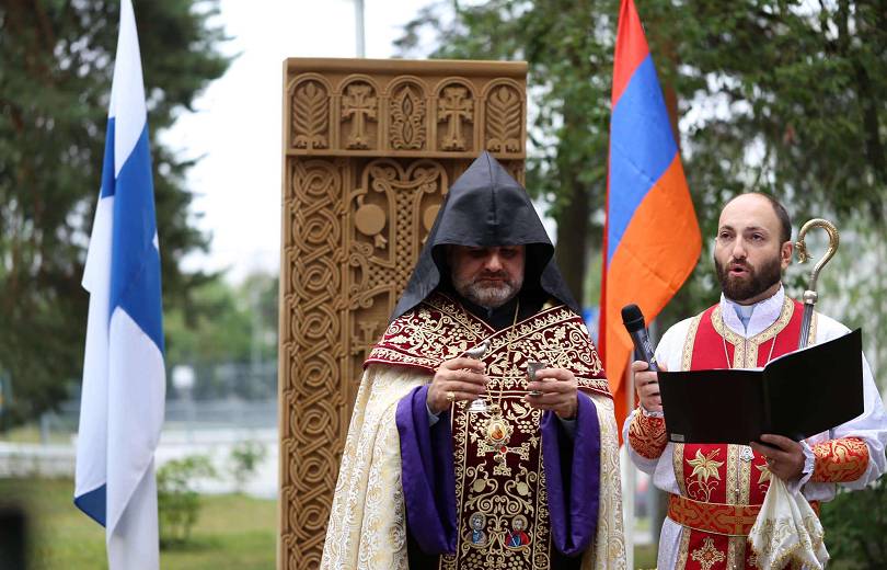 Une réplique d’un khachkar arménien détruit par l’Azerbaïdjan dans l’ancienne Djoulfa (Jougha) sur les bords de l’Araxe a été consacrée en Finlande