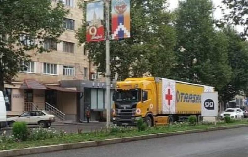 Le camion d’aide humanitaire envoyée par la Croix-Rouge de la Fédération de Russie est à Stepanakert