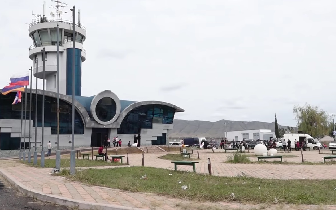 Des milliers de citoyens Arméniens de l’Artsakh sont toujours réfugiés à l’aéroport de Stepanakert, principalement des personnes âgées, des femmes et des enfants