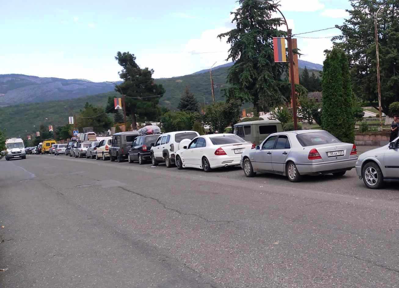 En raison des bouchons, certains habitants de l’Artsakh qui partaient en Arménie sont rentrés à Stepanakert