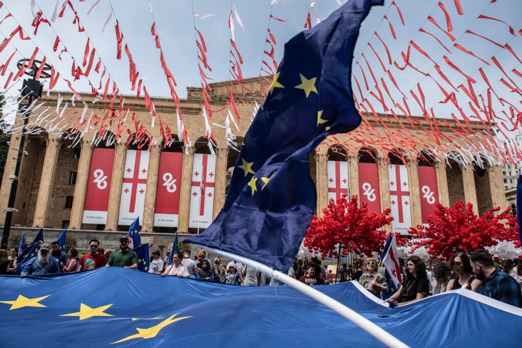 Plusieurs milliers de Géorgiens à Tbilissi en soutien à l’UE après la décision de Bruxelles