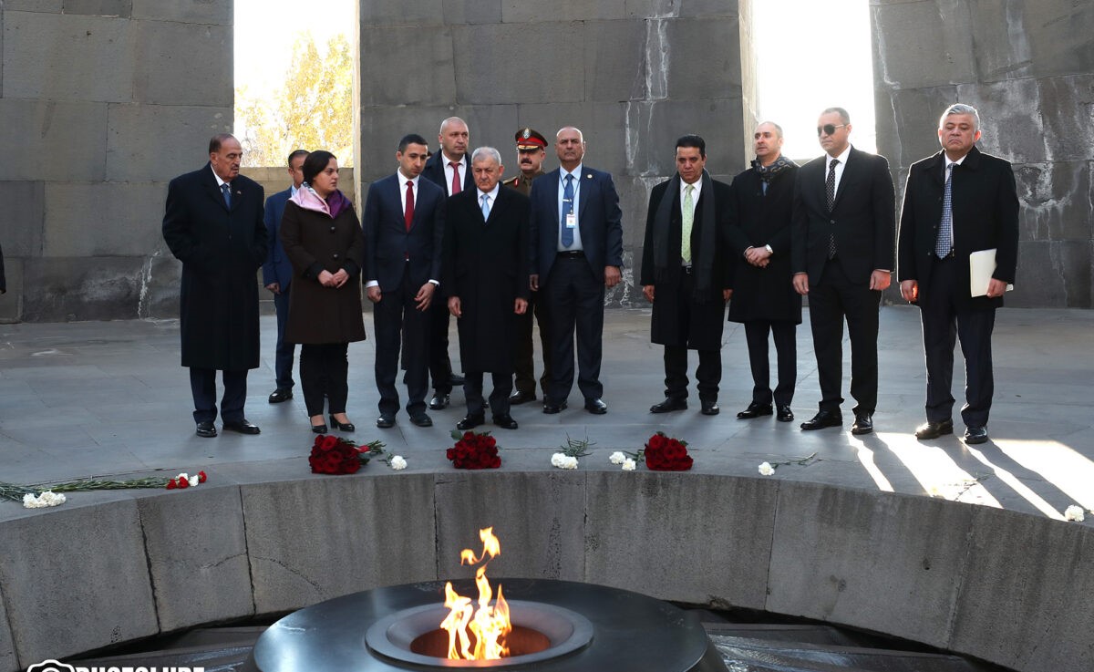 Le président irakien qui se trouve en Arménie depuis hier a visité le mémorial du génocide des Arméniens à Tsitsernakaberd