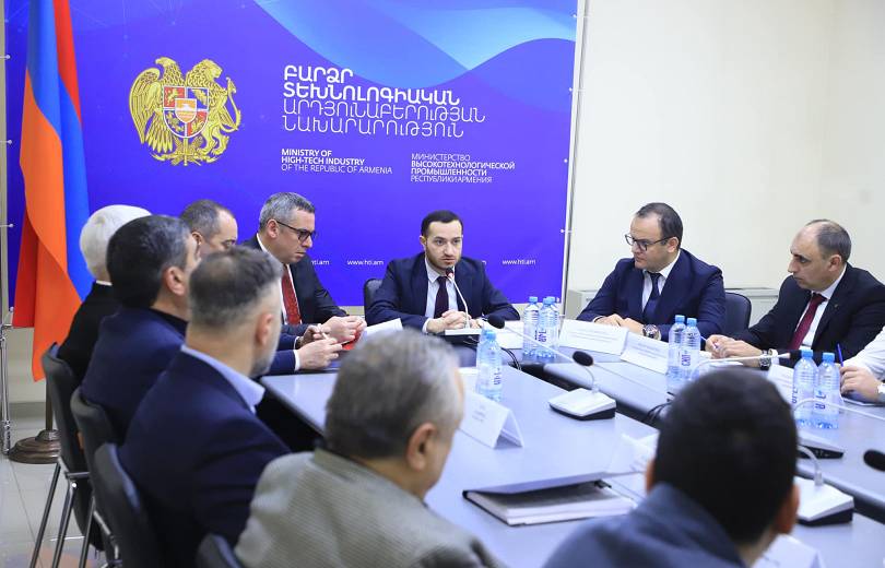 Le ministre arménien de l’Industrie et de haute technologie Mkhitar Hayrapetyan a reçu les chefs d’entreprises de l’industrie militaire