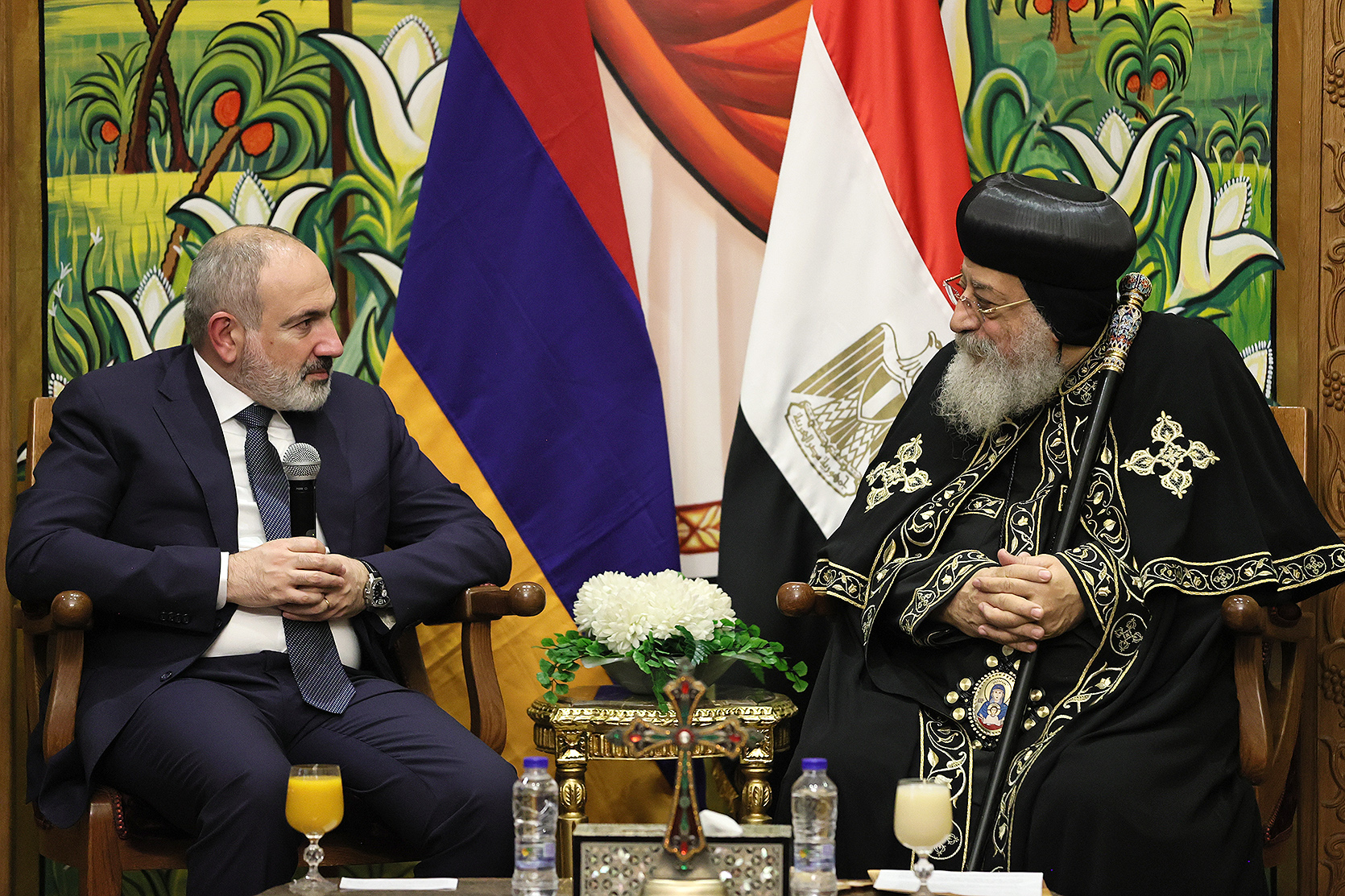 Le Premier ministre rencontre le chef de l’Église copte orthodoxe dans la cathédrale copte orthodoxe Saint-Marc d’Abbassia, au Caire