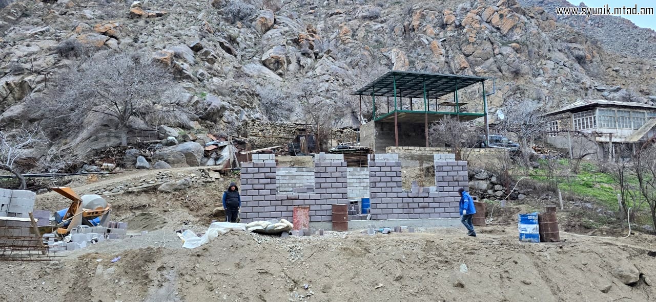 6 familles construisent une maison avec le soutien de l’État à Nrnadzor un quartier de Meghri (Syunik)