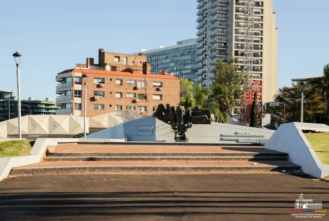 Ararat Mirzoyan a visité la place Armenia à Montevideo capitale de l’Uruguay