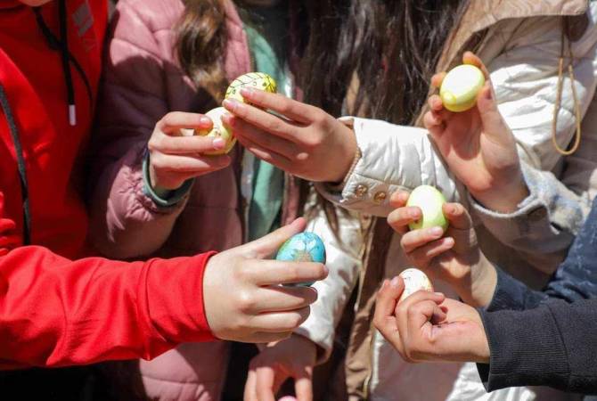 La fête de Pâques dans les rues de Gumri avec jeux des œufs et danses traditionnelles