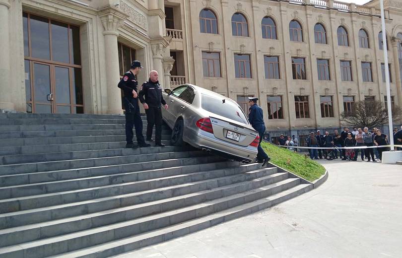 Une Mercedes est apparue sur les marches de la mairie de Gumri en signe de protestation du conducteur