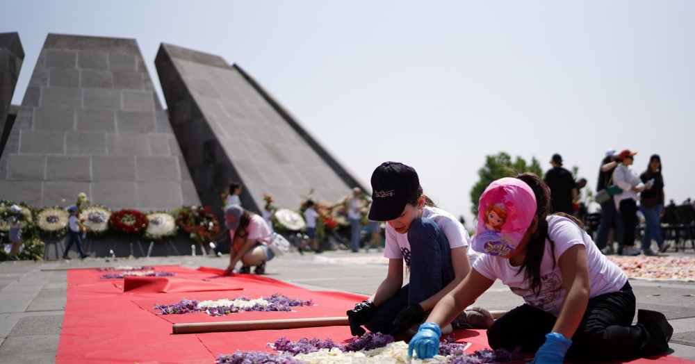 Une nouvelle vie pour les fleurs déposées le 24 avril au mémorial du génocide des Arméniens à Tsitsernakaberd