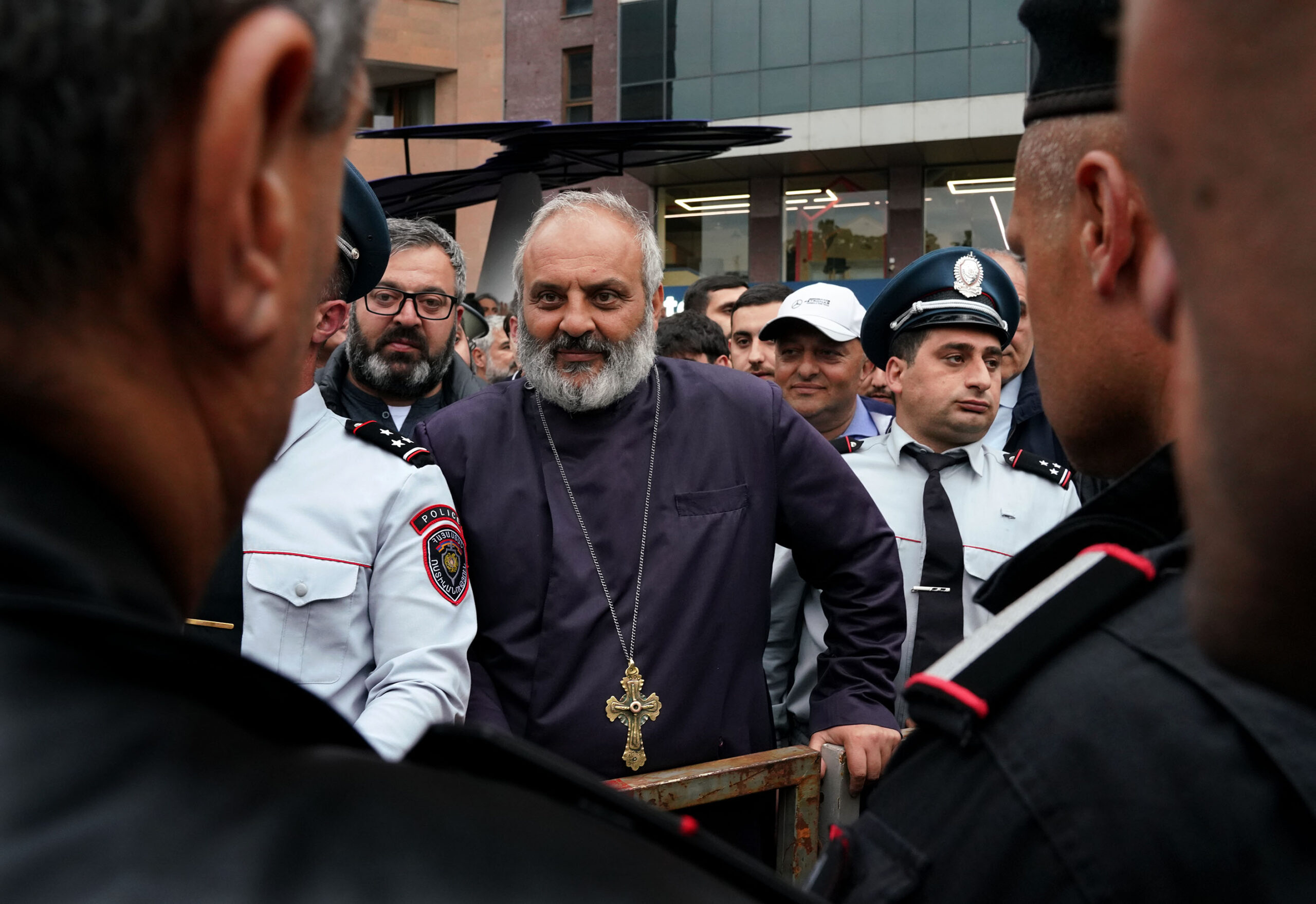 Un archevêque charismatique à la tête de la contestation en Arménie