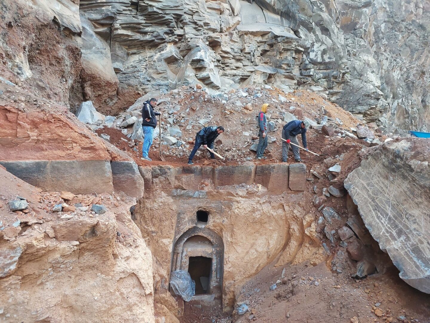 Fouilles dans la tombe rocheuse récemment découverte d’Ohanavan dans la région d’Aragatsotn (Arménie)