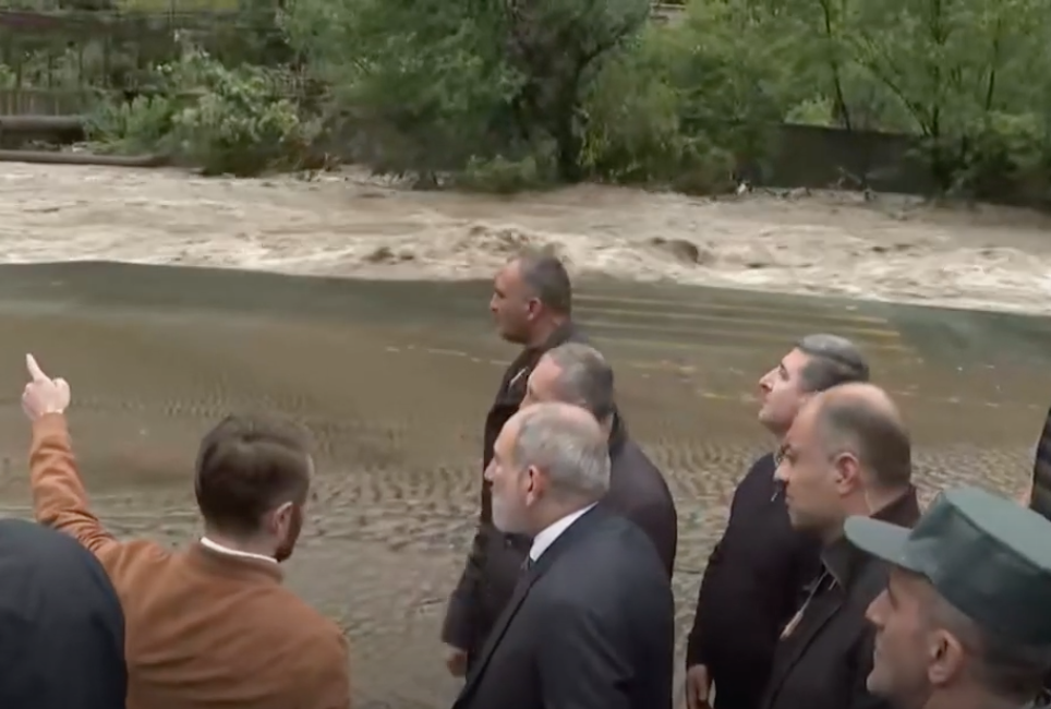 Nikol Pachinian sur les lieux des inondations